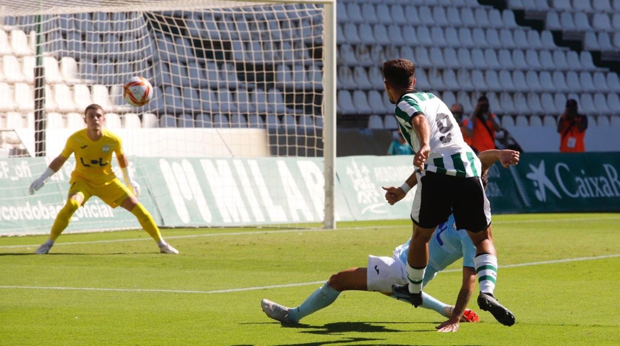 El delantero del Córdoba B Naranjo dispara a la portería de Javi Cuenca, del Ciudad de Lucena