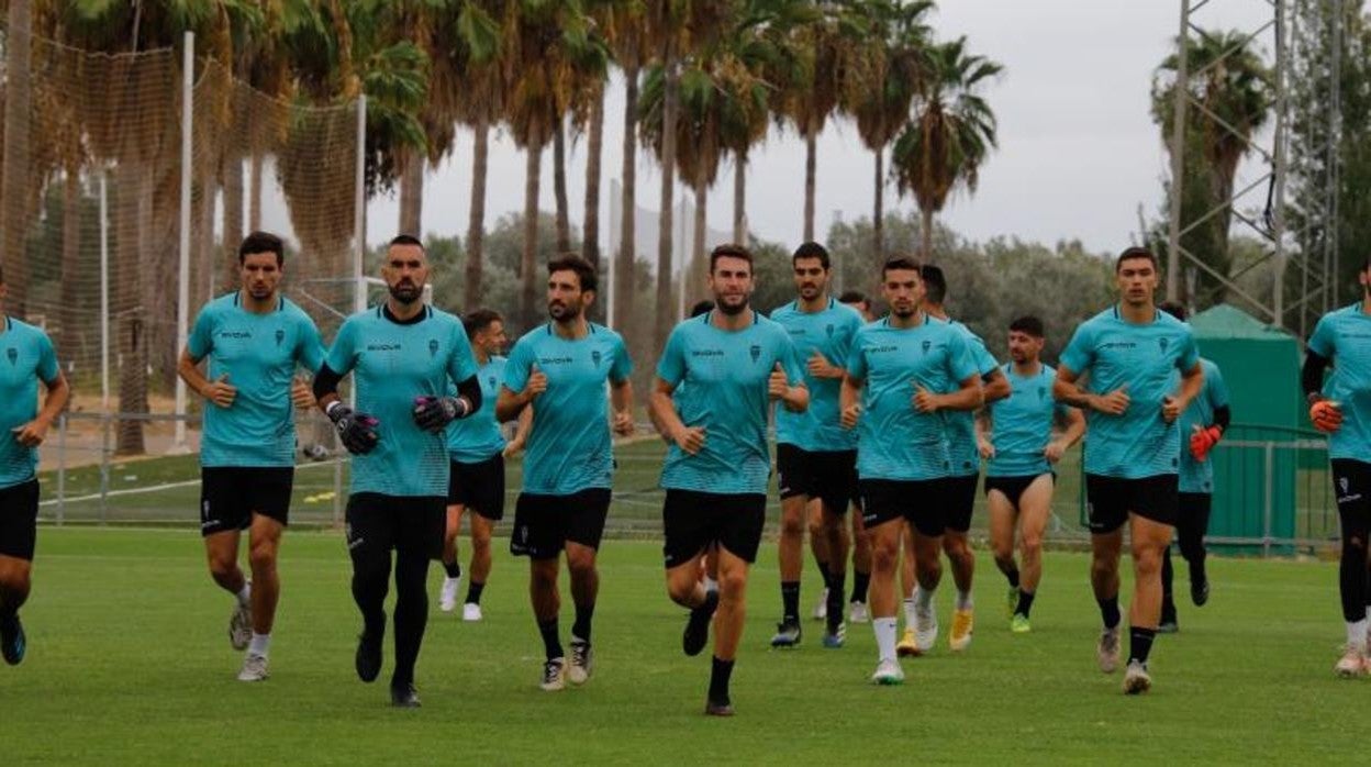 Carrera continua de los jugadores del Córdoba en un entrenamiento