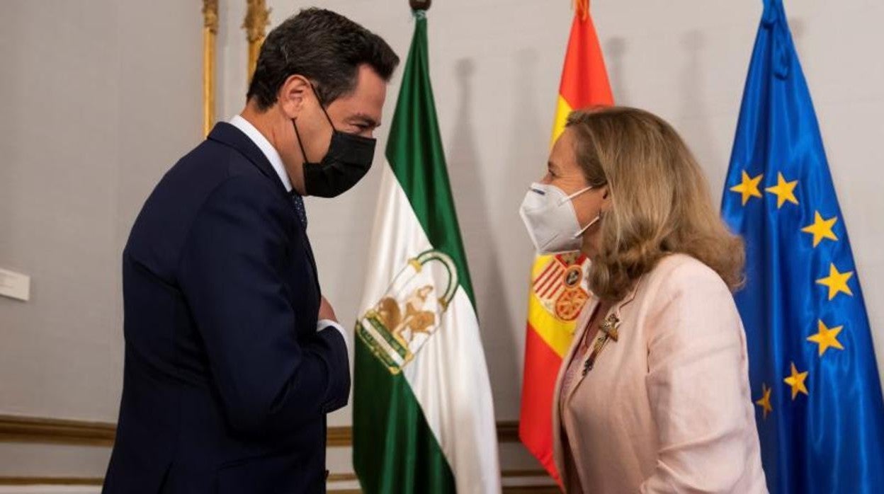 El presidente de la Junta de Andalucía, Juanma Moreno, recibe a la vicepresidenta primera del Gobierno y ministra de Asuntos Económicos y Transformación Digital, Nadia Calviño, hoy en el Palacio de San Telmo en Sevilla