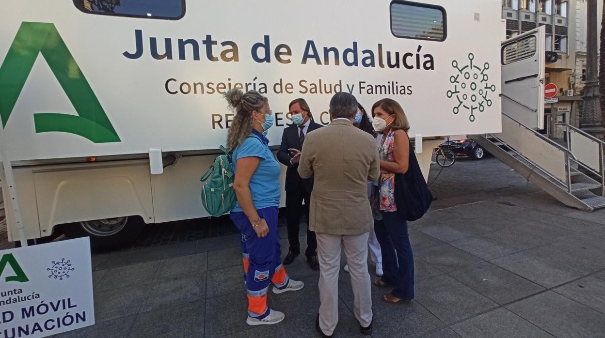 El delegado del Gobierno, hoy dialogando con los sanitarios del camión de vacunación instalado en Las Tendillas