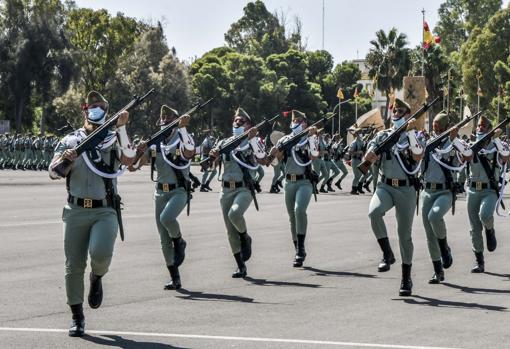 Desfile de una de las unidades participantes en la conmemoración.