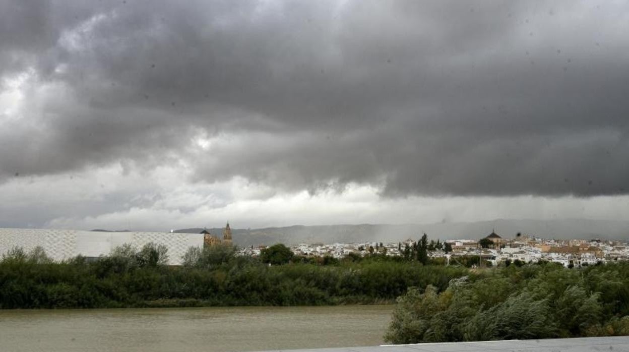 Jornada nubosa en Córdoba, en una imagen de archivo