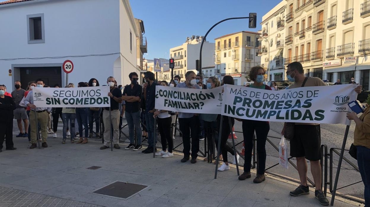 Imagen de la protesta de los padres del colegio Manuel Cano, pidiendo la construcción del comedor