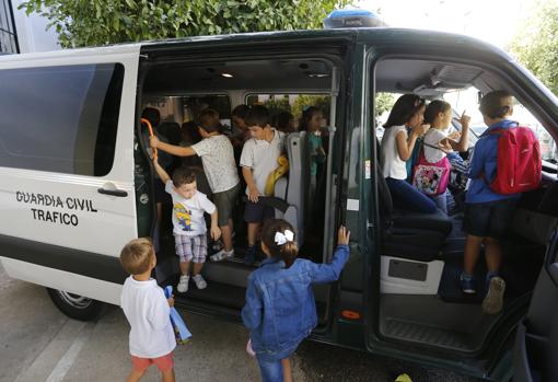 Escolares en una furgoneta de Tráfico en la Comandancia de la Guardia Civil en Córdoba