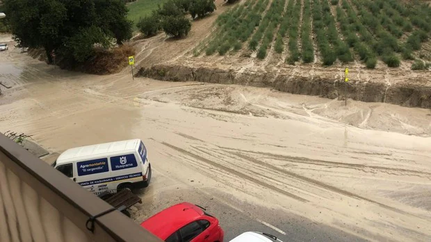 Una tormenta de agua y granizo corta varias carreteras y causa daños graves en la provincia de Granada