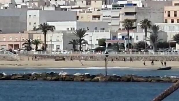 Recuperan los cadáveres de siete inmigrantes muertos en la costa de Almería, entre ellos el de un niño