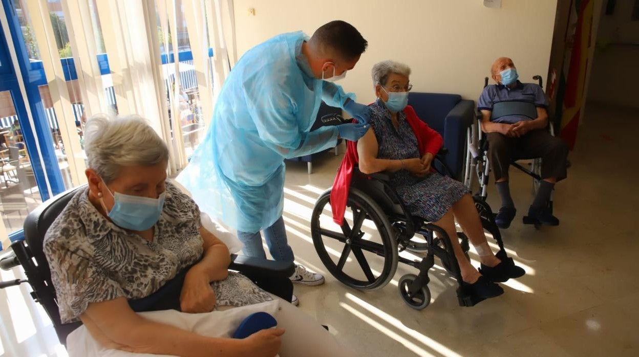 Vacunación en la residencia San Rafael de Córdoba en la mañana del martes