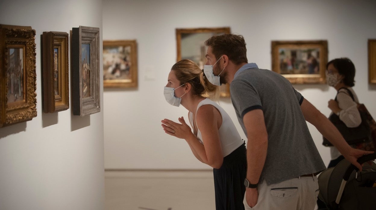 Una pareja contempla una de las obras de la colección del Museo Carmen Thyssen