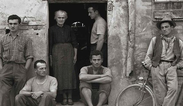 'La familia Luzzara (los Lusetti)', una de las fotografías de Paul Strand que custodia la Fundación Mapfre