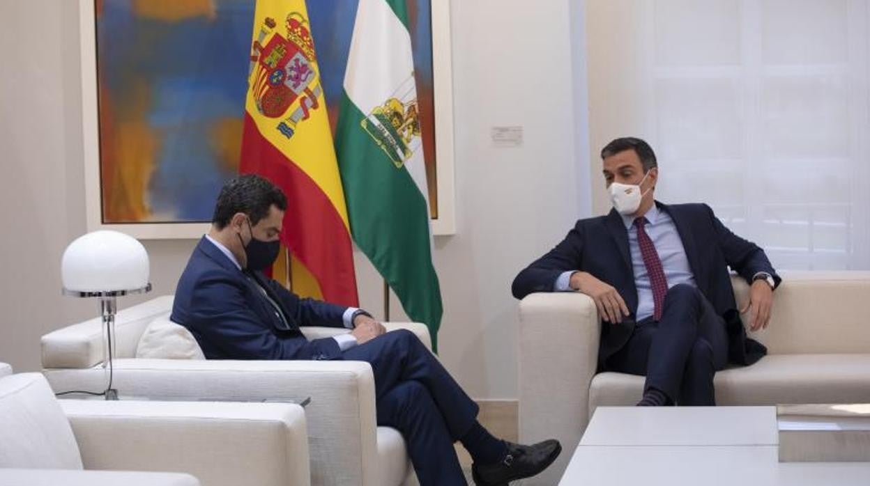 El presidente del Gobierno, Pedro Sánchez, recibe a Juanma Moreno en La Moncloa