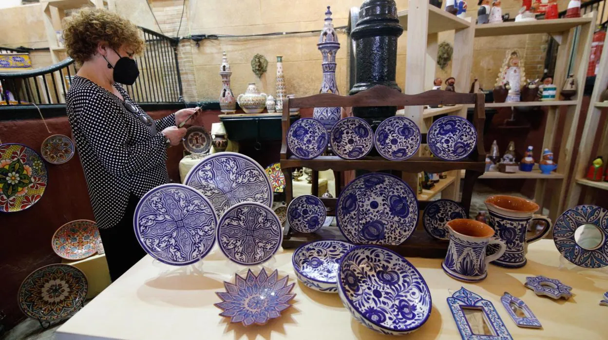 Expositor de cerámica de La Rambla en Caballerizas en mayo