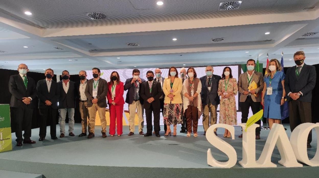 Carmen Crespo, en el centor, con representantes del sector tras la presentación del primer aforo