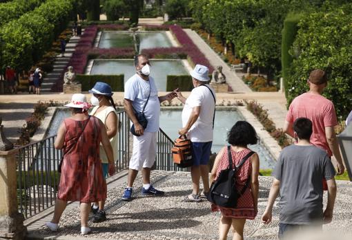 Turistas, en el Alcázar de los Reyes Cristianos durante este verano