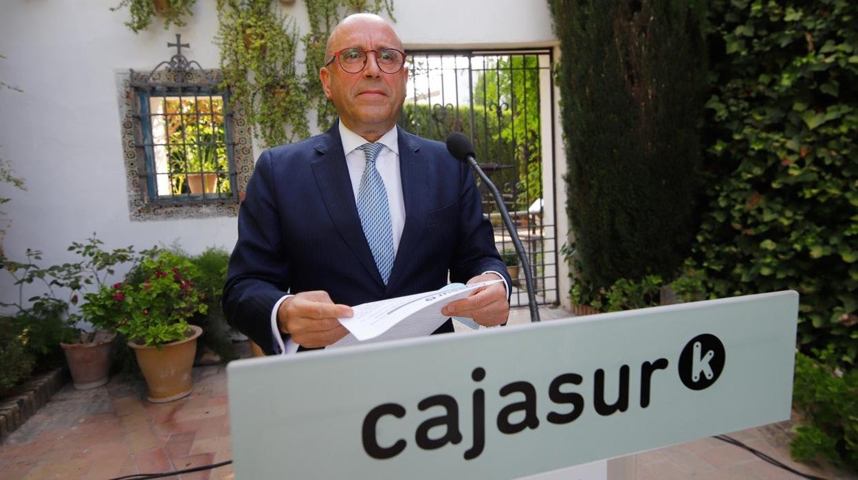 Joseba Barrena, consejero delegado de Cajasur Banco, en la presentación de un informe en el Palacio de Viana