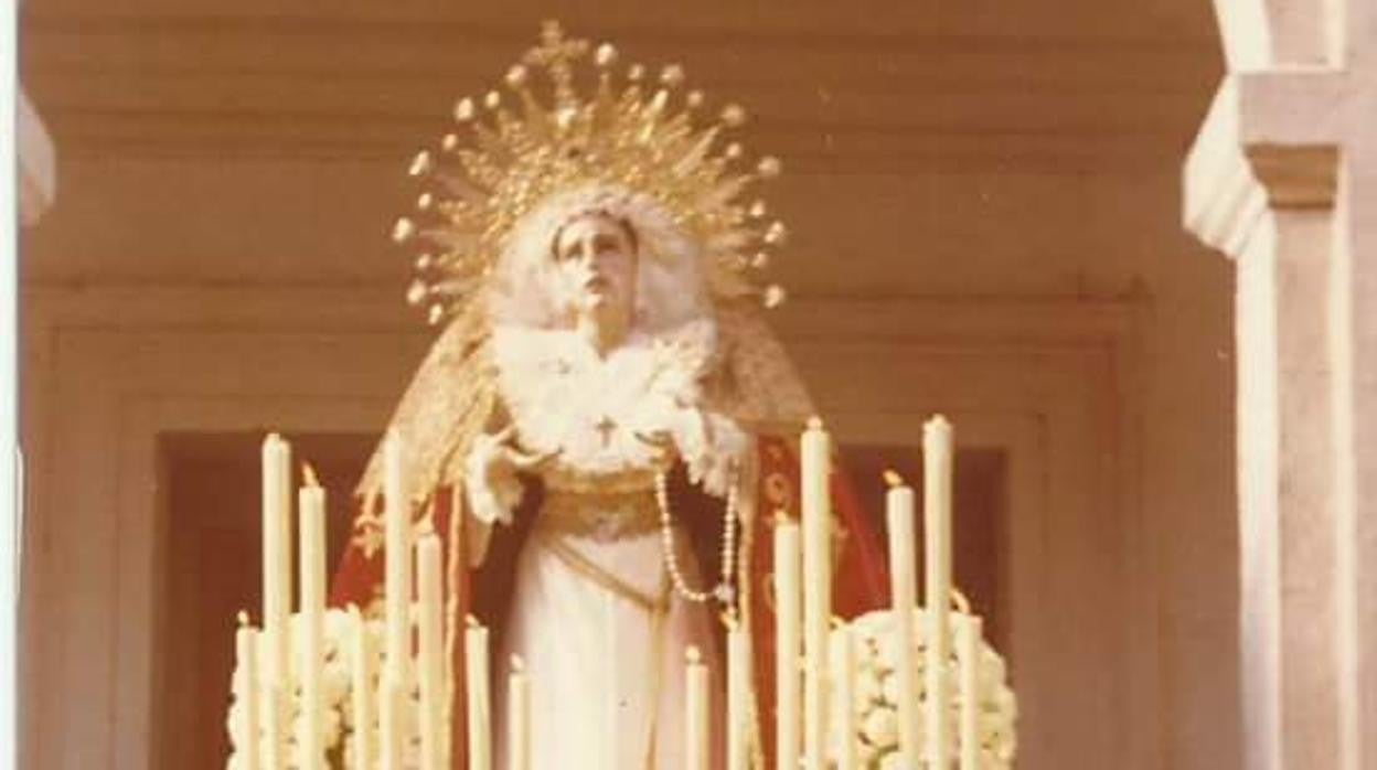 La Virgen de los Desamparados, a su salida de Santiago para un rosario en los años 70