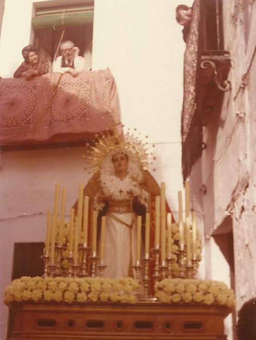 La Virgen de los Desamparados, por una calle de su barrio