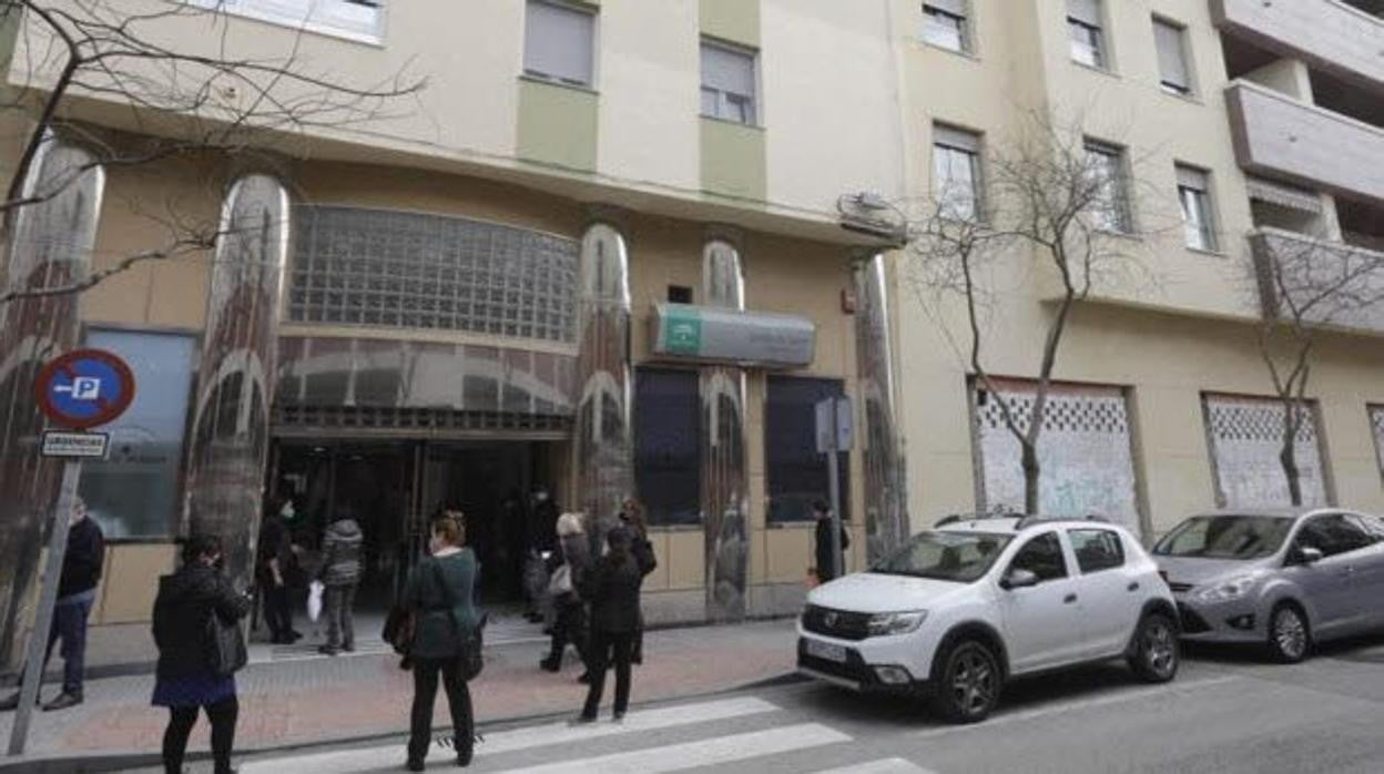 Colas en un centro de salud de Cádiz.