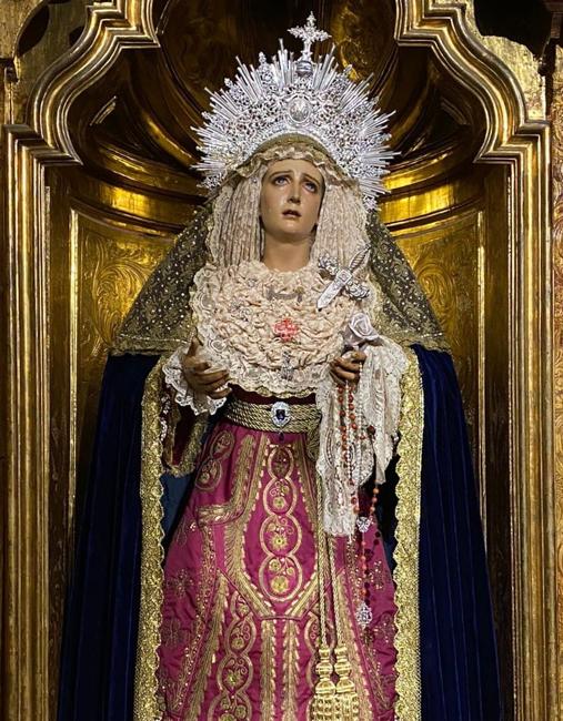 Manuel Benítez &#039;El Cordobés&#039; viste con su saya a María Santísima de los Dolores de Cádiz