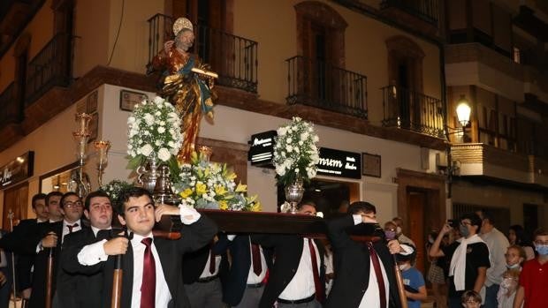 Lucena celebra la primera procesión con santeros sin las protección de mascarillas, pese a la norma de Salud