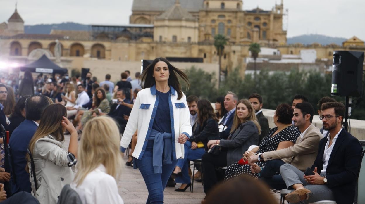 Una de las modelos desfilando por el Puente Romano con prendas de la colección 'Woman' de Silbon