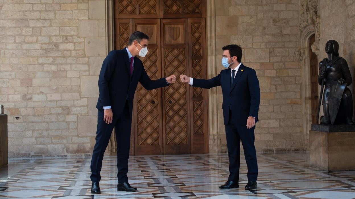 Los presidentes del Gobierno central y la Generalitat, antes del inicio de la mesa de diálogo