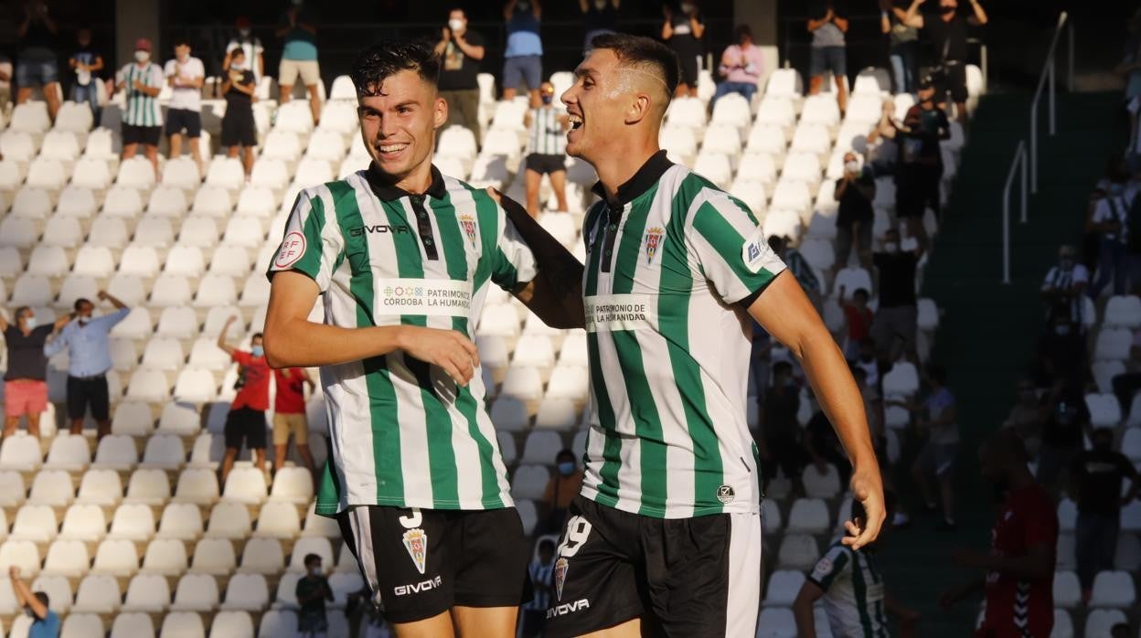 Luismi Redondo y Fuentes celebran un gol