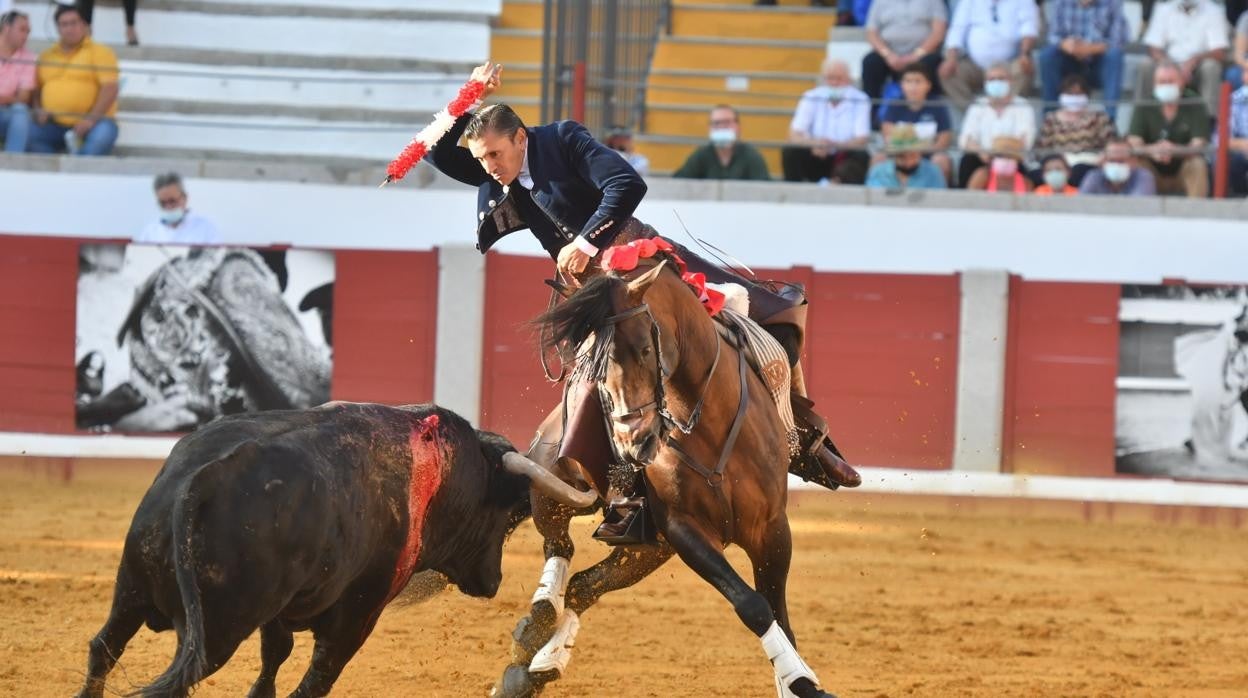 Ventura en el momento de clavar una banderilla a uno de sus toros esta tarde en Pozoblanco