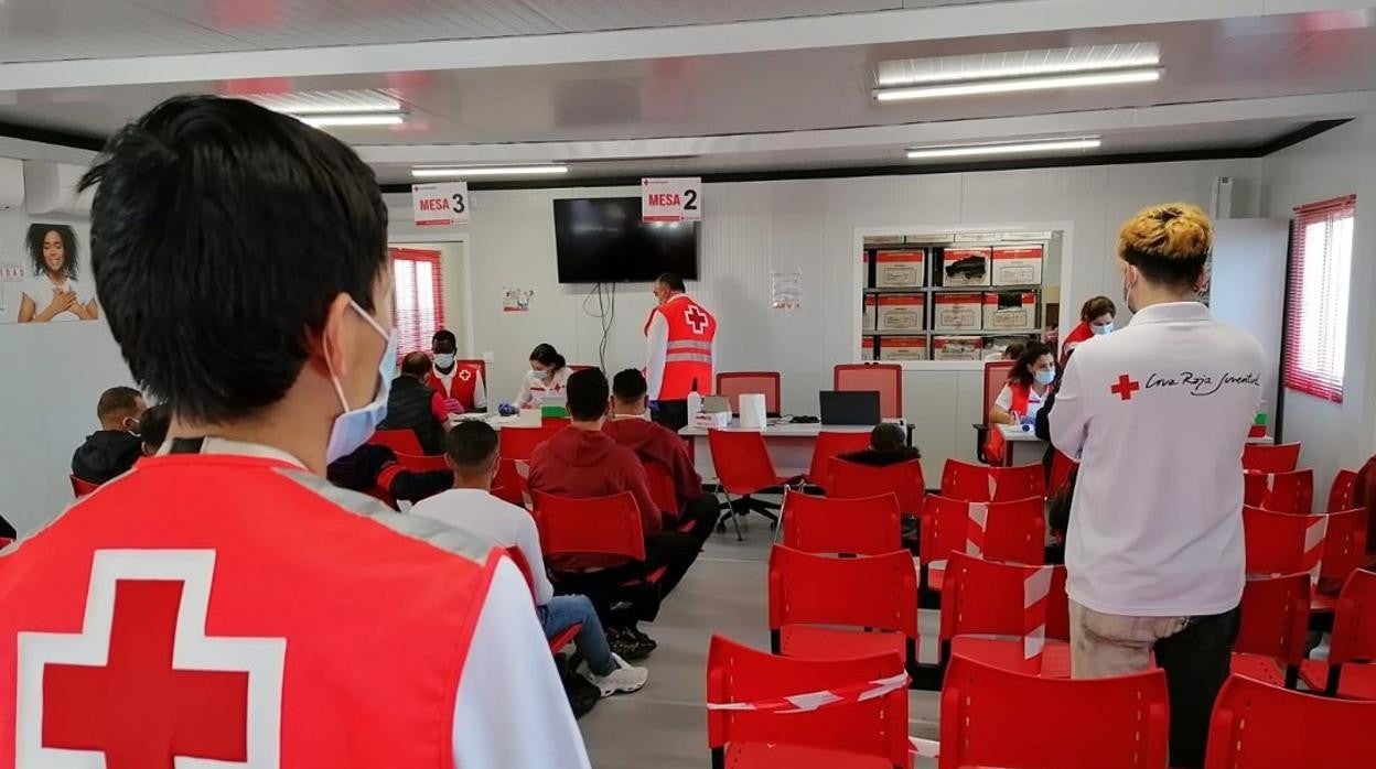 Personal de Cruz Roja atendiendo inmigrantes