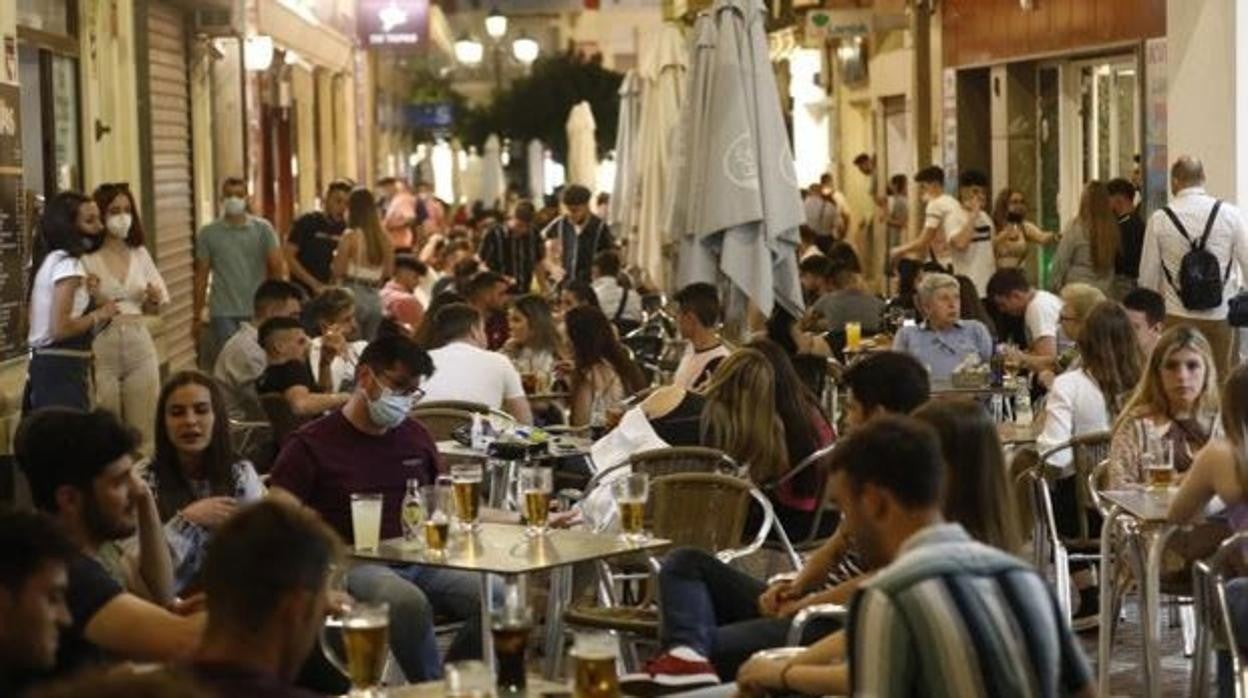 Jóvenes en la terraza de un bar