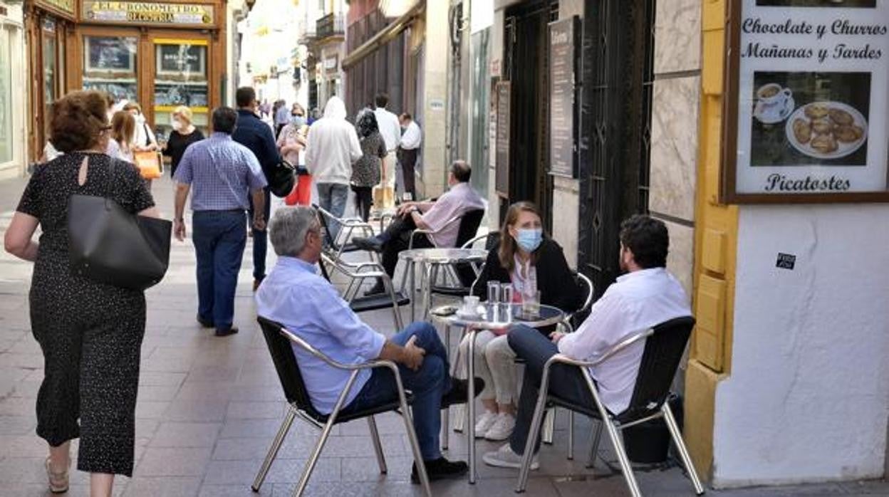 Clientes en la terraza de un bar de Sevilla