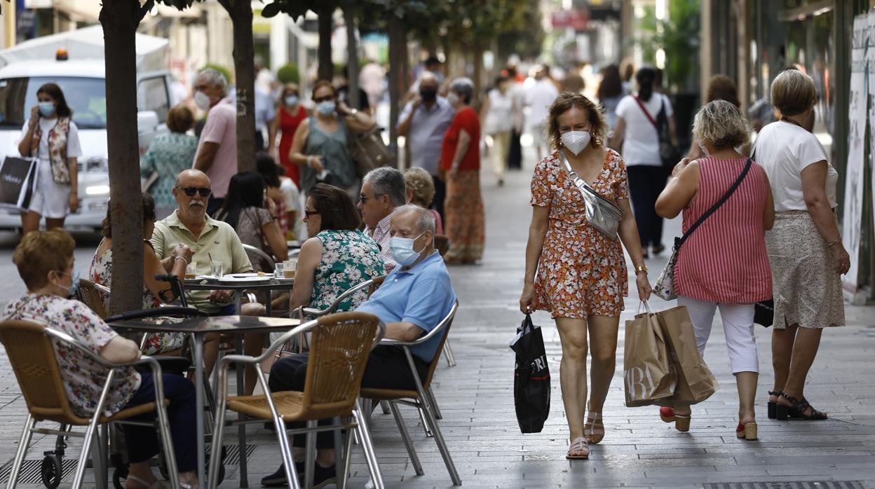 Terrazas y compras en la calle Cruz Conde de Córdoba