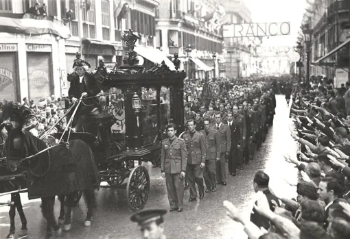 El cortejo fúnebre atraviesa la calle Larios en abril de 1939