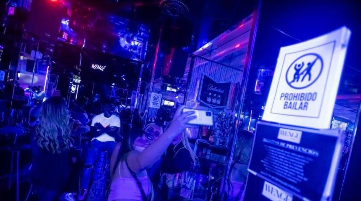 Cartel de 'prohibido bailar' en una de las discotecas de la capital malagueña