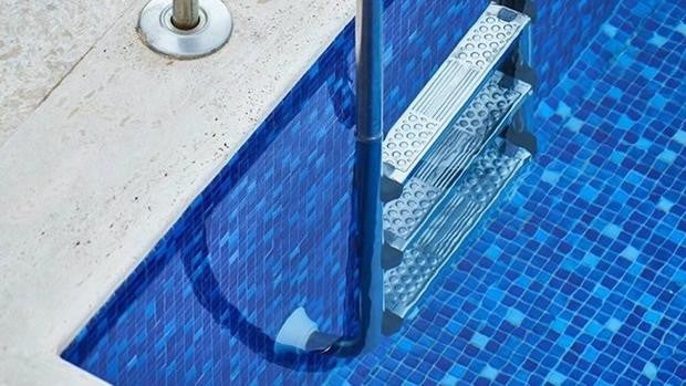 Muere un hombre ahogado en la piscina de un hotel de Almería