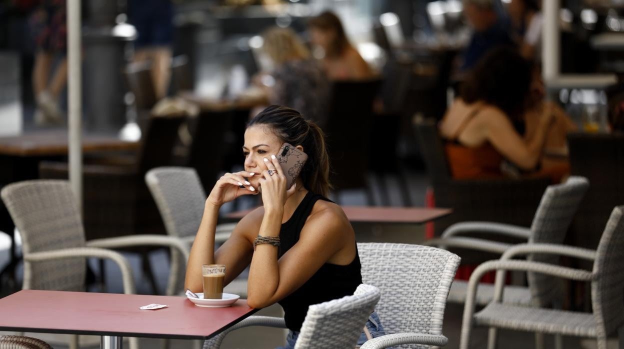 Una mujer en una terraza de Córdoba