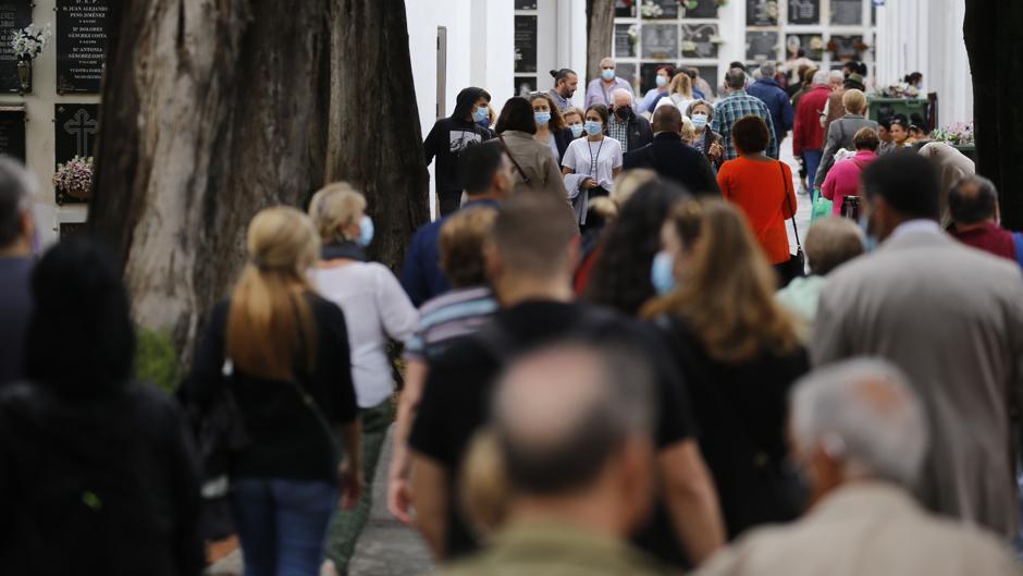 Día de Todos los Santos en Córdoba | La normalidad renace en las visitas a los cementerios