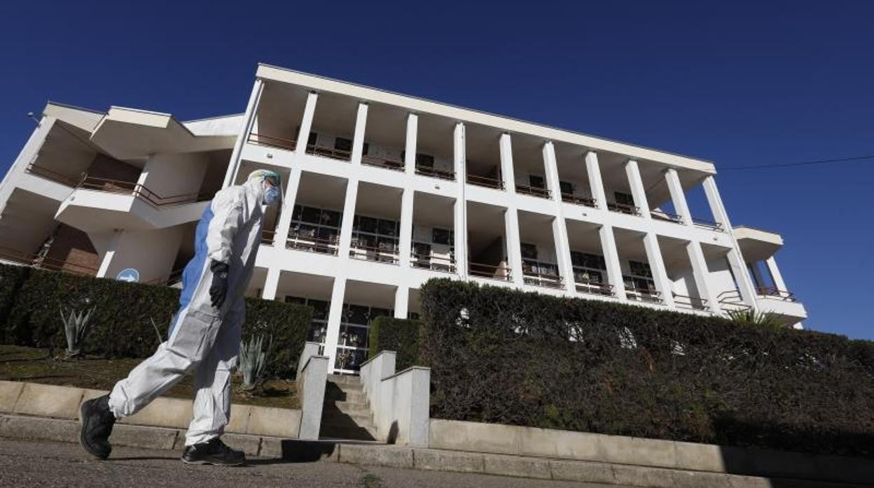 Un trabajador de una funeraria en el cementario de la Fuensanta, en el entierro de una víctima de Covid-19 el pasado mes de diciembre