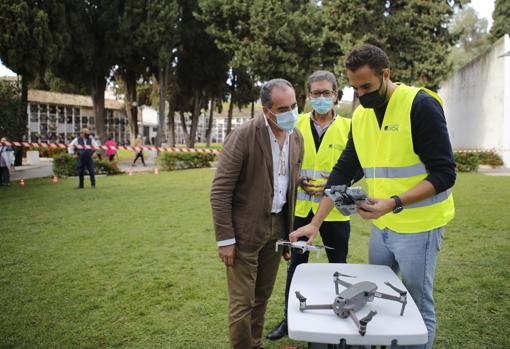 El prsidente de Cecosam, el edil Antonio Álvarez, observa los drones usados para medir la afluencia