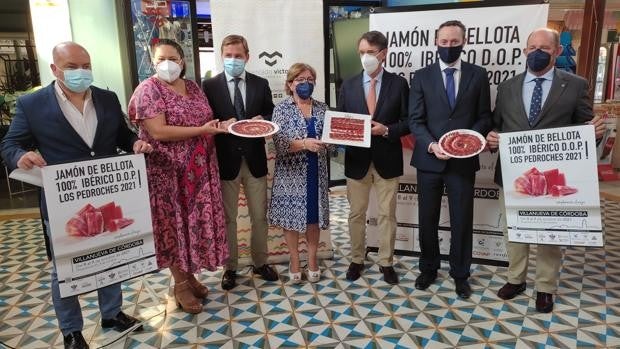 La Feria del Jamón de Villanueva de Córdoba recupera al público con degustaciones en 17 bares y restaurantes