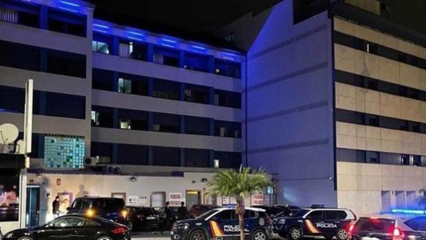 Herido de gravedad tras ser tiroteado en Fuengirola a la salida de un club de alterne