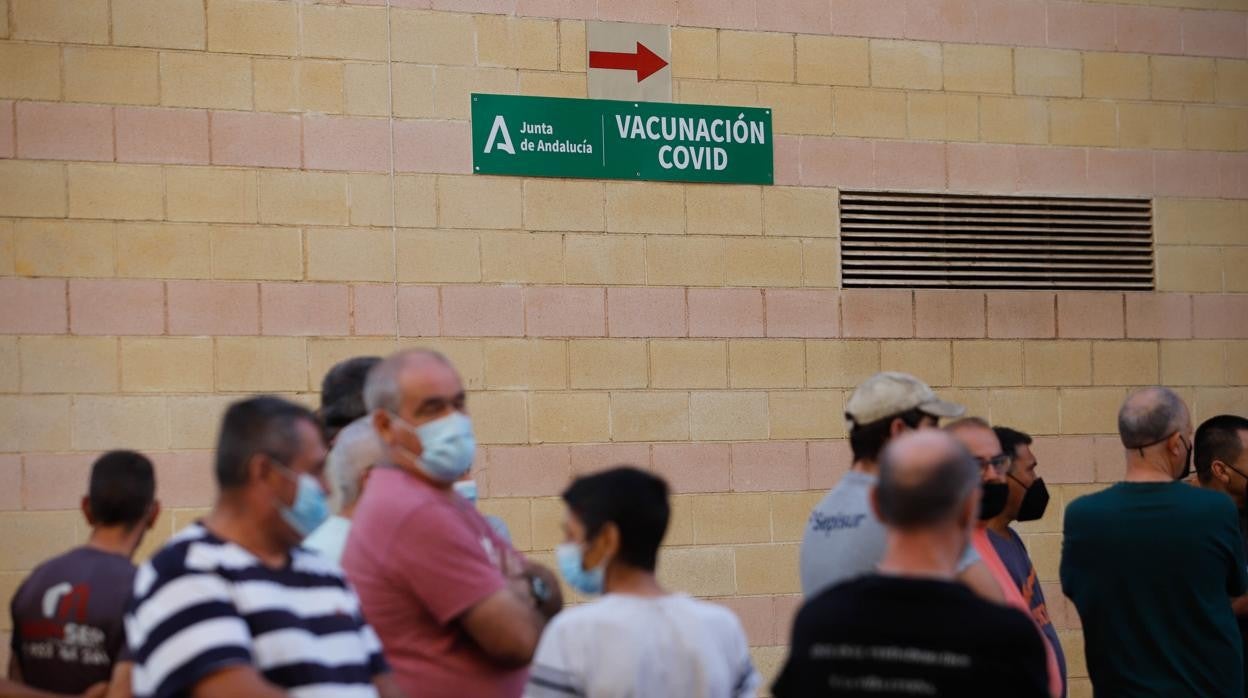 Cola de cordobeses para vacunarse en el Palacio Vista Alegre