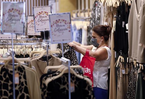 Una mujer en una tienda de Córdoba