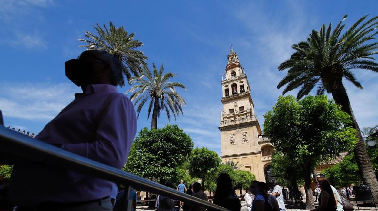 Turistas en el Patio de los Naranjos