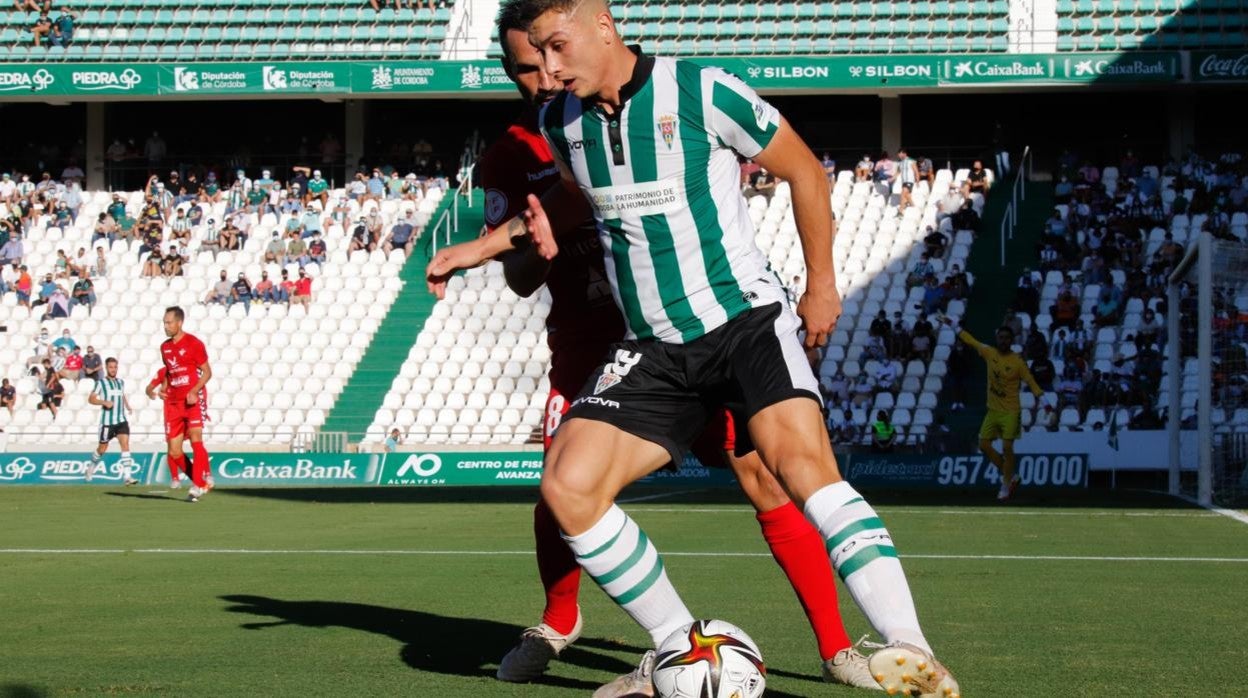 Adri Fuentes conduce el balón