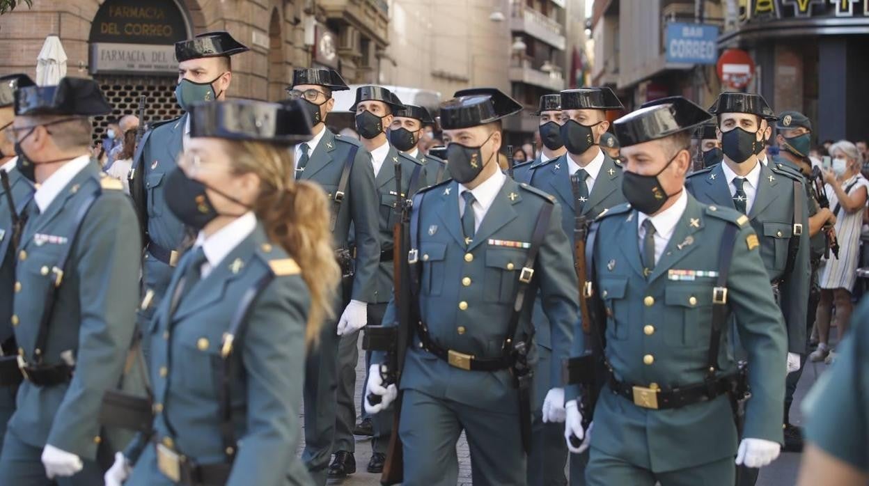 Agentes de la Guardia Civil de Córdoba en el izado de bandera del pasado miércoles