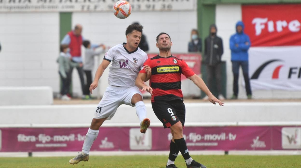 Samu, autor del 3-2 ante el Gerena, pelea por un balón aéreo en el partido de este domingo