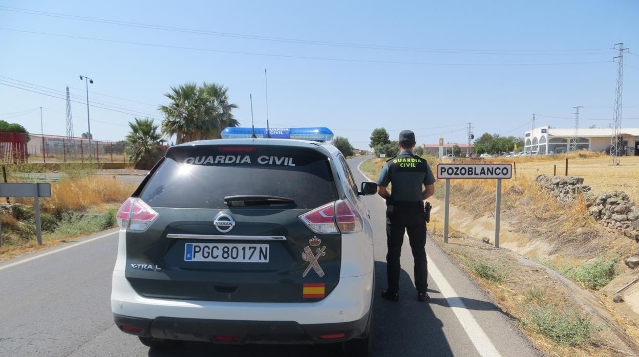 Un agente de la Guardia Civil en una de las entradas a Pozoblanco