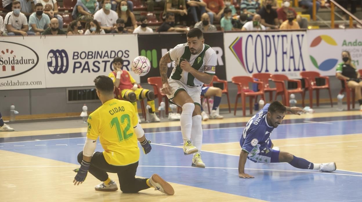 El capitán del Córdoba Patrimonio, Jesús Rodríguez, en el amistoso ante el Betis