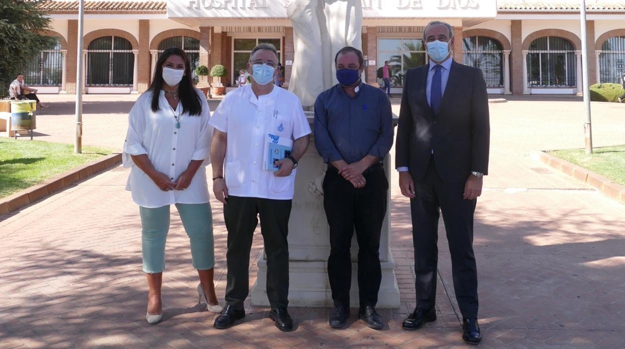 El párraco de la Parroquia de la Asunción, Ángel Roldán (segundo derecha) junto a personal del hospital