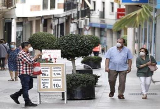 Vecinos en una calle de Lucena